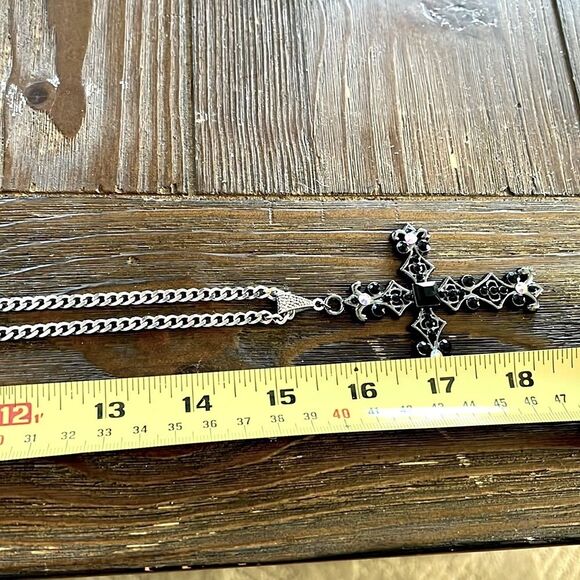 Beautiful Black Crystal Cross Pendant Necklace Silver Curb Chain 15/18” - Picture 4 of 4